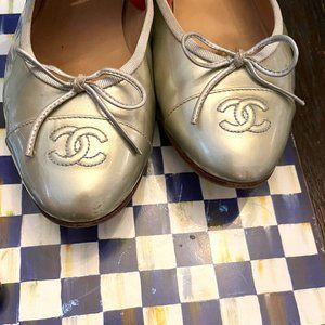 Authentic CHANEL Silver Patent Leather CC Captoe Ballet Flat 41.5 11.5